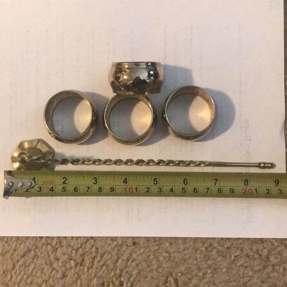 Vintage brass candle snuffer and  napkin rings - Picture 6 of 6